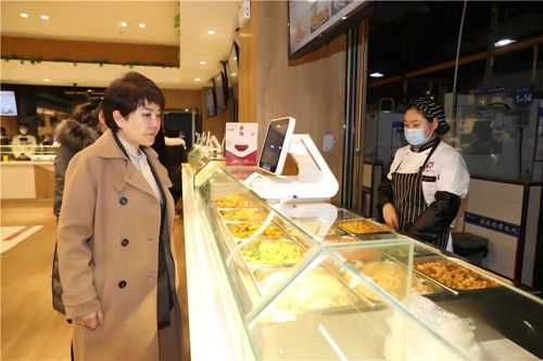 西安翻譯學院董事長丁晶深入一線檢查校園飲食保障工作，強調(diào)高標準餐飲管理服務師生